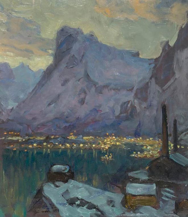Blauviolette Berge über dem Fjord mit leuchtenden Lichtern des Ortes – Anna Katarina Boberg Der Hafen von Svolvaer Kunstkopie