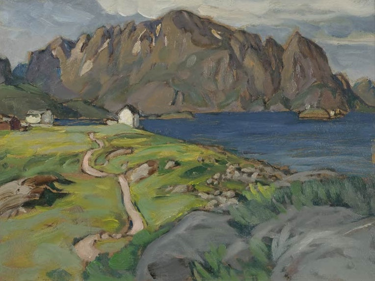 Grüne Küstenwiese mit Pfad, weißem Haus und Bergkette am Fjord – Anna Katarina Boberg Sommer Kunstkopie