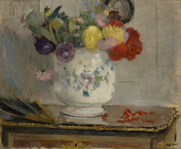 Bunte Dahlien in weißer Blumenvase auf einer Kommode mit Fächer – Berthe Morisot Dahlien Kunstkopie