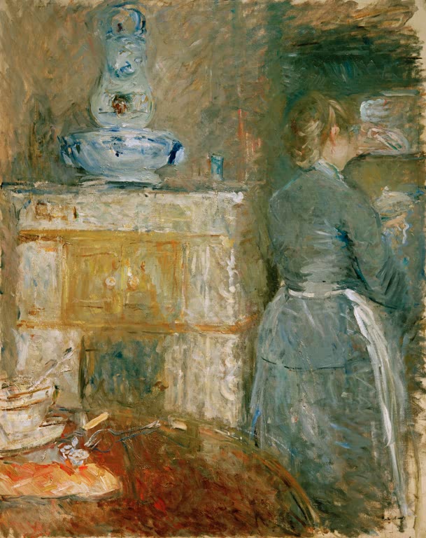 Frau in grauem Kleid steht im Esszimmer an einer Anrichte mit blauer Vase – Berthe Morisot Dans la salle à manger Kunstkopie