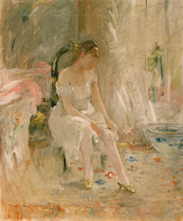 Junge Frau in hellem Unterkleid sitzt auf einem Stuhl und streift den Strumpf – Berthe Morisot Femme s'habillant Kunstkopie