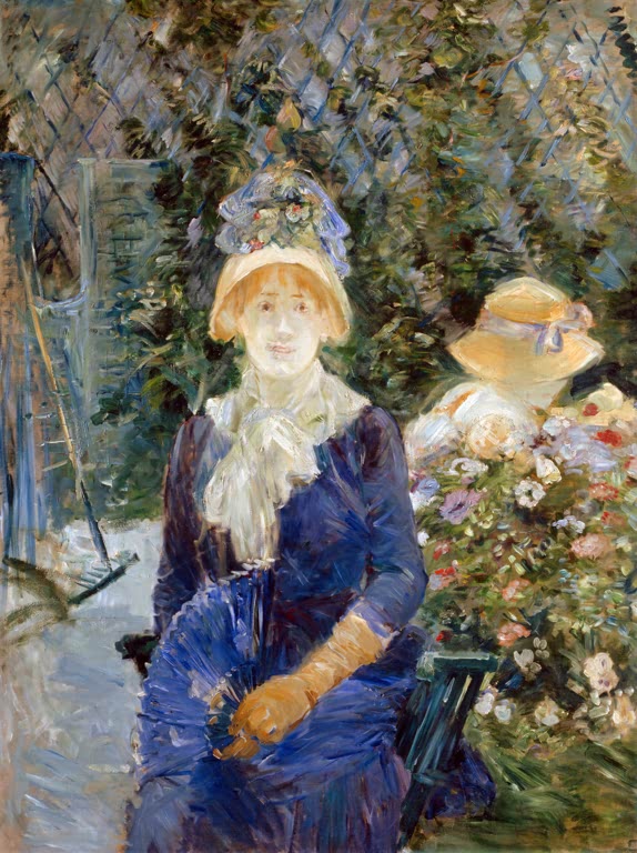 Junge Frau in blauem Kleid mit Hut sitzt in einem blühenden Garten – Berthe Morisot Frau im Garten Kunstkopie