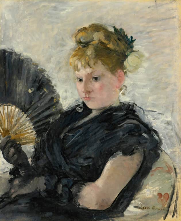 Junge Frau in Schwarz mit hochgesteckten Haaren hält einen großen dunklen Fächer – Berthe Morisot Frau mit Fächer Kunstkopie