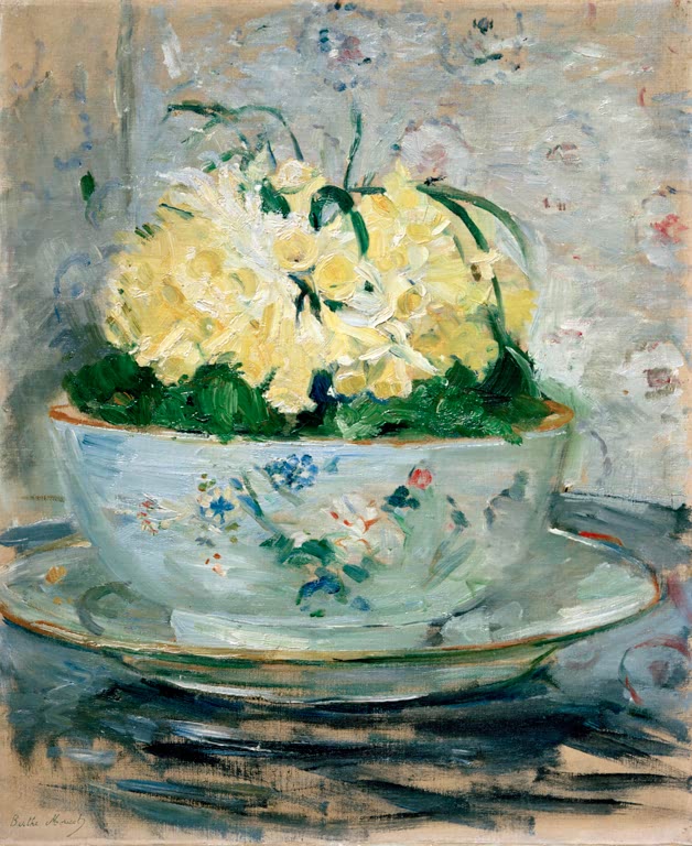 Gelbe Osterglocken in einer blau bemalten Porzellanschale vor gemustertem Hintergrund – Berthe Morisot Jonquilles Kunstkopie
