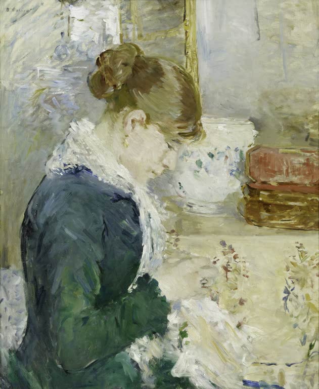 Seitlich sitzende Frau mit Haarknoten und Spitzenkragen am Tisch – Berthe Morisot Nähende Frau Kunstkopie
