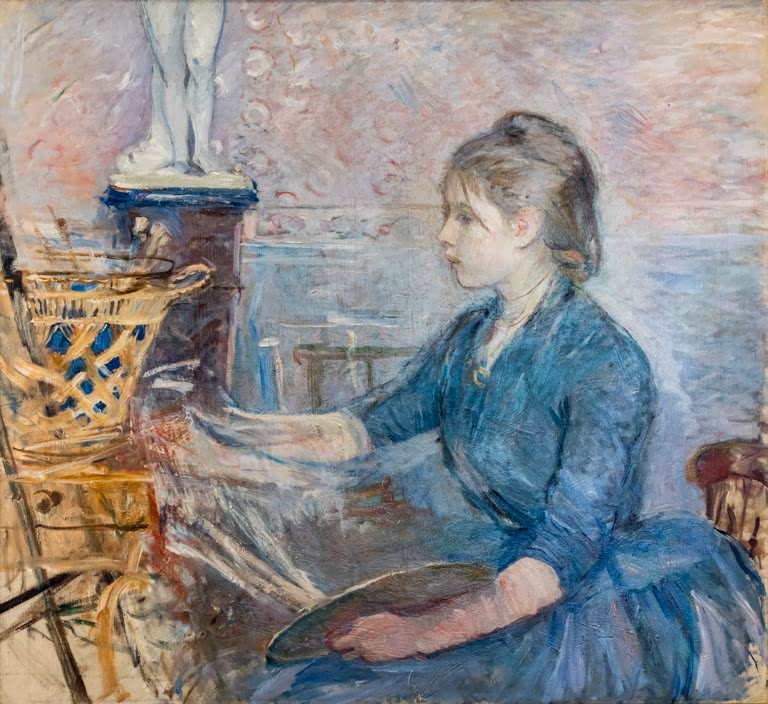 Junge Frau in blauem Kleid mit Palette im Profil vor Staffelei und Korb – Berthe Morisot Paule Gobillard peignant Kunstkopie