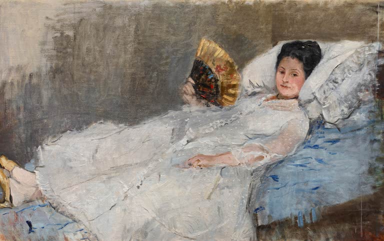 Frau in weißem Kleid liegt mit Fächer auf einem blauen Sofa – Berthe Morisot Porträt der Madame Hubbard Kunstkopie