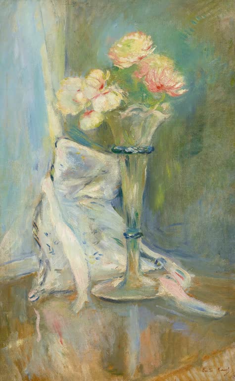 Rosa Anemonen in hoher Glasvase vor blauem Vorhang – Berthe Morisot Rosenanemonen Kunstkopie