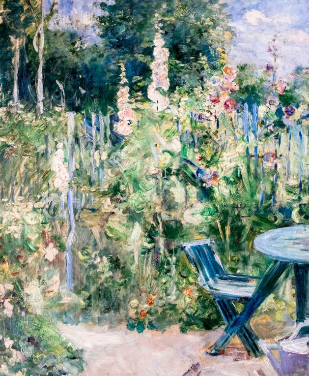 Berthe Morisot Stockrosen Kunstkopie, blühender Gartenweg mit Stockrosen, Gartenstuhl und rundem Tisch