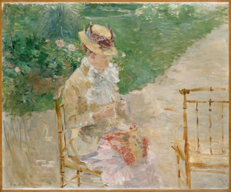 Junge Frau mit Hut sitzt strickend auf einem Gartenweg neben leerem Stuhl – Berthe Morisot Strickende junge Frau Kunstkopie