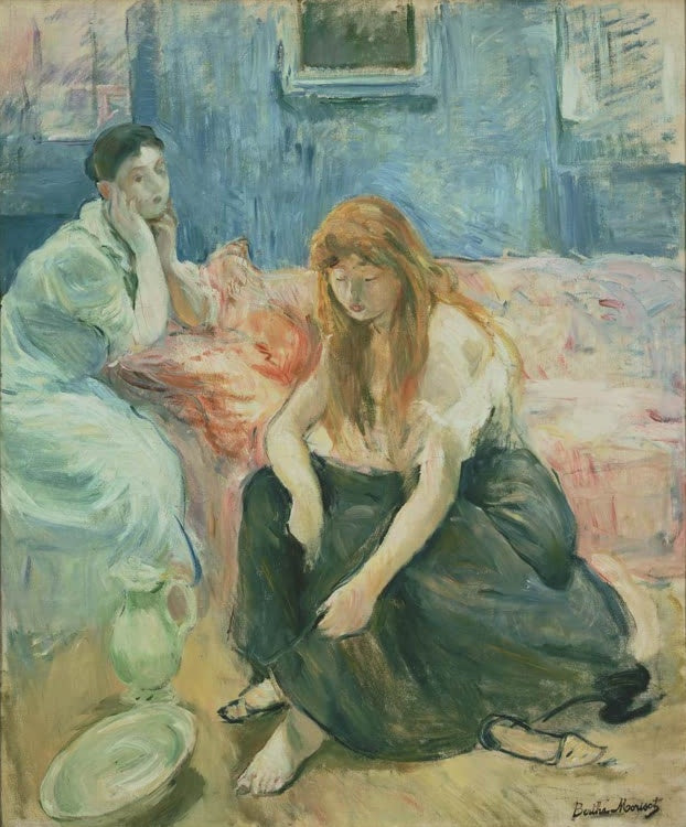 Zwei Mädchen auf rosa Sofa vor blauer Wand, eines sitzt barfuß am Boden – Berthe Morisot Zwei Mädchen Kunstkopie