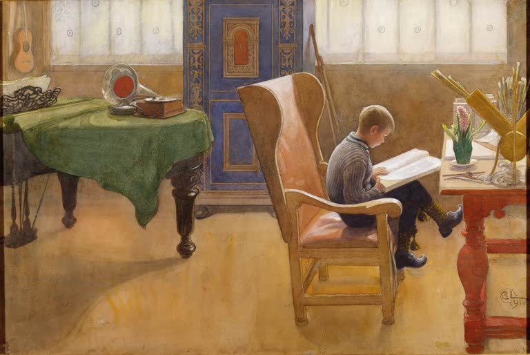 Junge sitzt lesend im Lehnstuhl im hellen Zimmer mit grüner Tischdecke – Carl Larsson Esbjörn in der Studienecke Kunstkopie