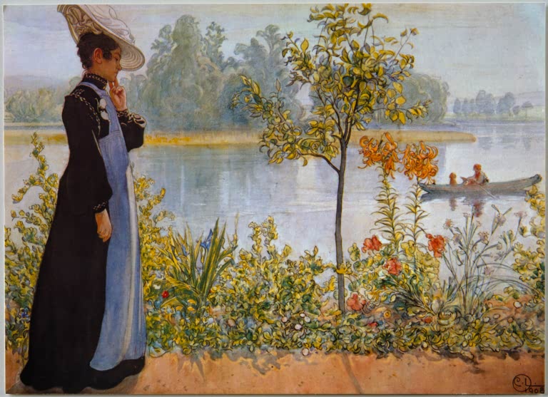 Frau mit großem Hut steht am Seeufer vor blühenden Gartenpflanzen und Boot – Carl Larsson Spätsommer Kunstkopie
