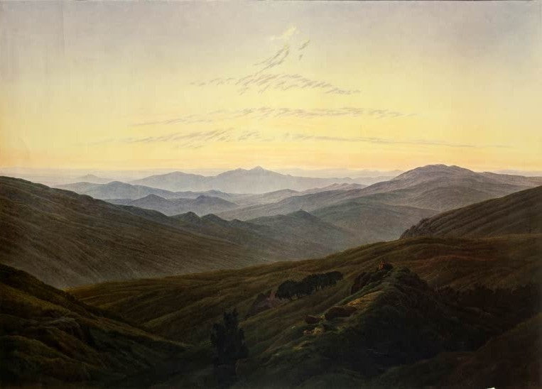 Weite Gebirgslandschaft mit Bergketten unter gelblichem Morgenhimmel – Caspar David Friedrich Riesengebirge Kunstkopie