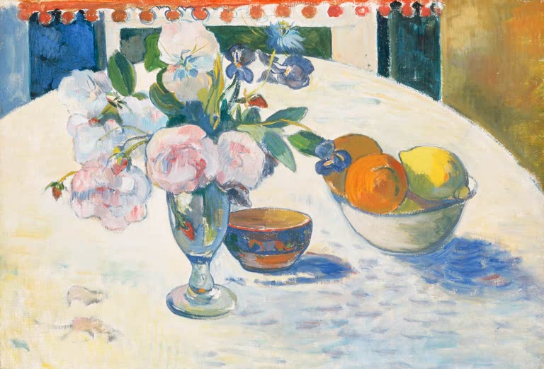 Nature morte: Fleurs et une coupe de fruits sur une table