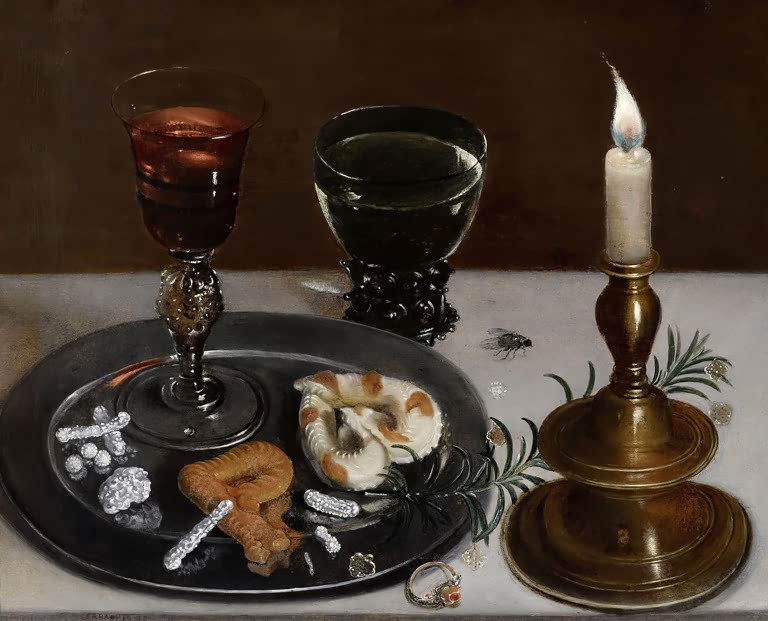 Nature morte avec friandises, romarin, vin, bijoux et une bougie allumée