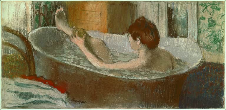 Femme dans son bain se lavant la jambe