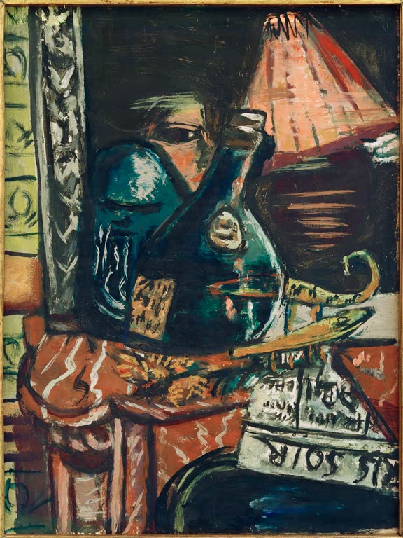 Stilleben mit schiefer Schnapsflasche und Buddha