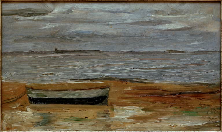 Strand mit grauem Kahn und grauem Meer