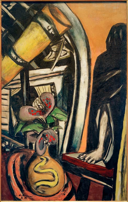Atelier (Nacht). Stilleben mit Fernrohr und verhüllter Figur