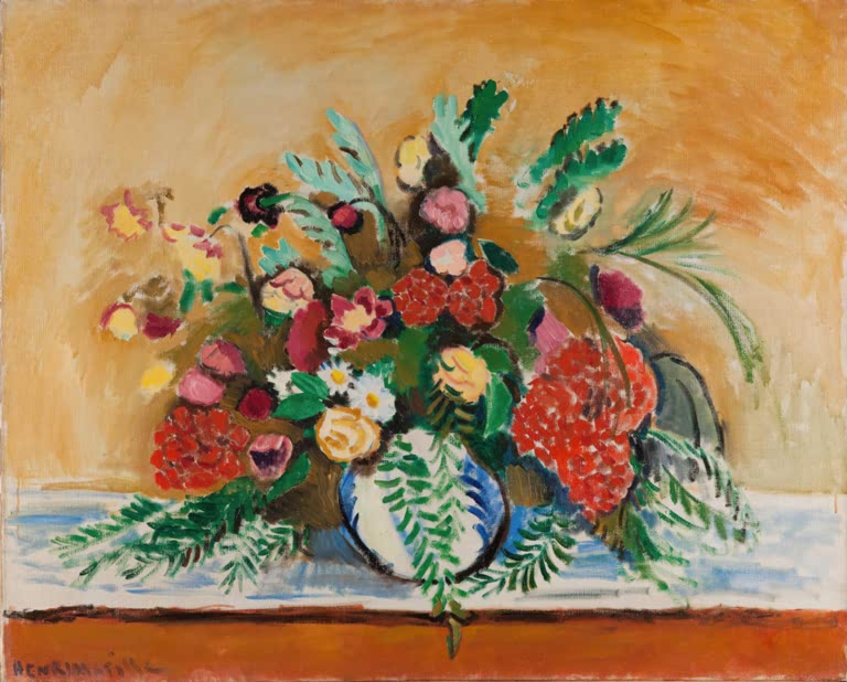 Fleurs dans un vase vert