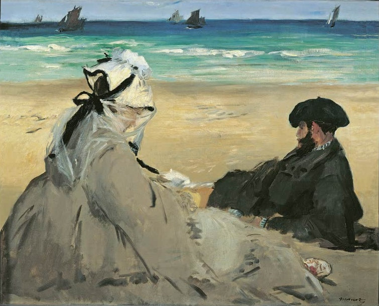 Édouard Manet Am Strand von Berck Kunstkopie, Frau mit Haube und Mann mit Barett sitzen am hellen Strand vor türkisem Meer