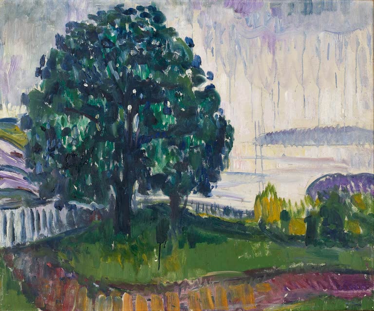 Großer grüner Baum im Garten vor weißem Zaun und regnerischem Fjord – Edvard Munch Bäume am Meer Kunstkopie