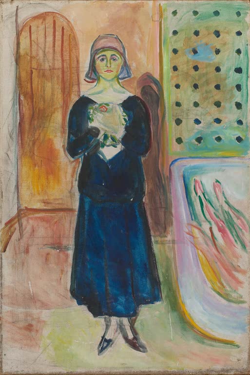 Frau in dunkelblauem Kleid steht mit Blumenstrauß vor bunter Wand – Edvard Munch Charlotte Corday Kunstkopie
