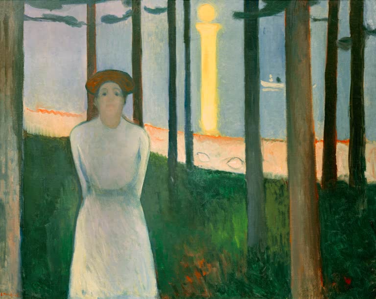 Frau in Weiß steht zwischen Baumstämmen am Wasser, im Hintergrund eine Lichtsäule – Edvard Munch Die Stimme Kunstkopie
