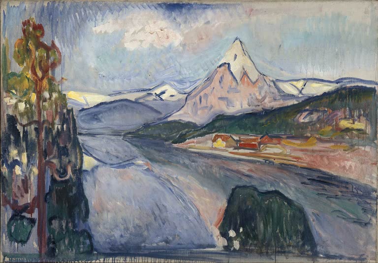 Fjord führt auf schneebedeckten Berg zu, links ein Baum, rote Häuser am Ufer – Edvard Munch Fjordlandschaft Kunstkopie