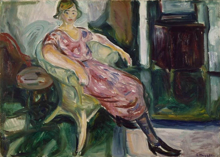 Frau in rosa Kleid sitzt entspannt in einem hellen Korbstuhl im Zimmer – Edvard Munch Frau in einem Korbstuhl Kunstkopie