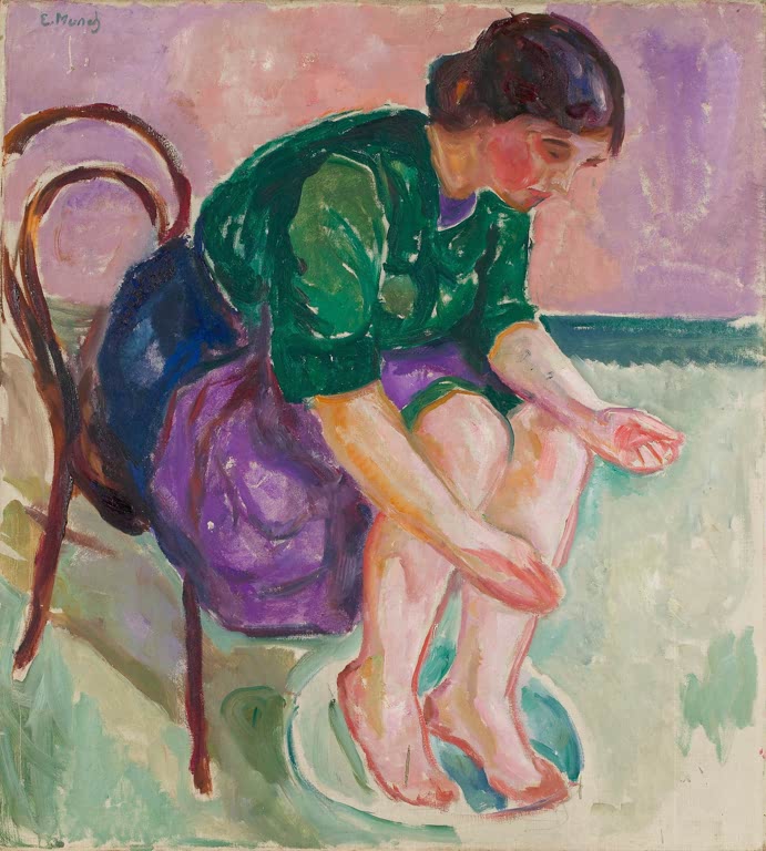 Frau in grüner Bluse sitzt auf einem Stuhl und wäscht ihre Füße in einer Schüssel – Edvard Munch Fußbad Kunstkopie