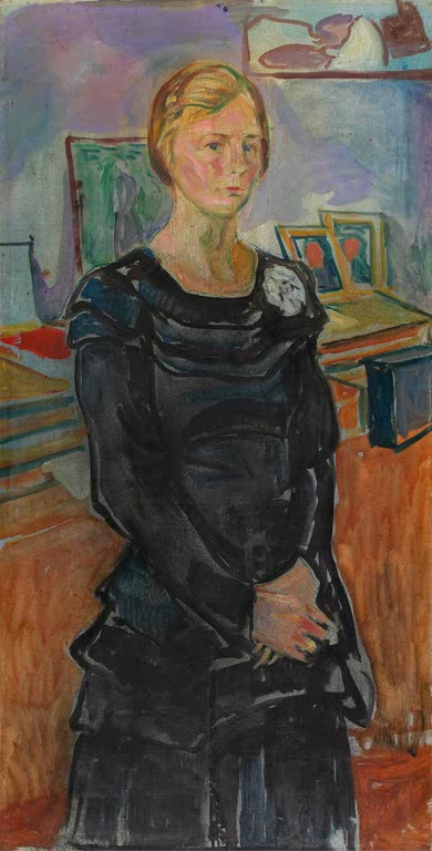 Stehende blonde Frau in schwarzem Kleid mit gefalteten Händen in einem Wohnraum – Edvard Munch Maggie Torkildsen Kunstkopie
