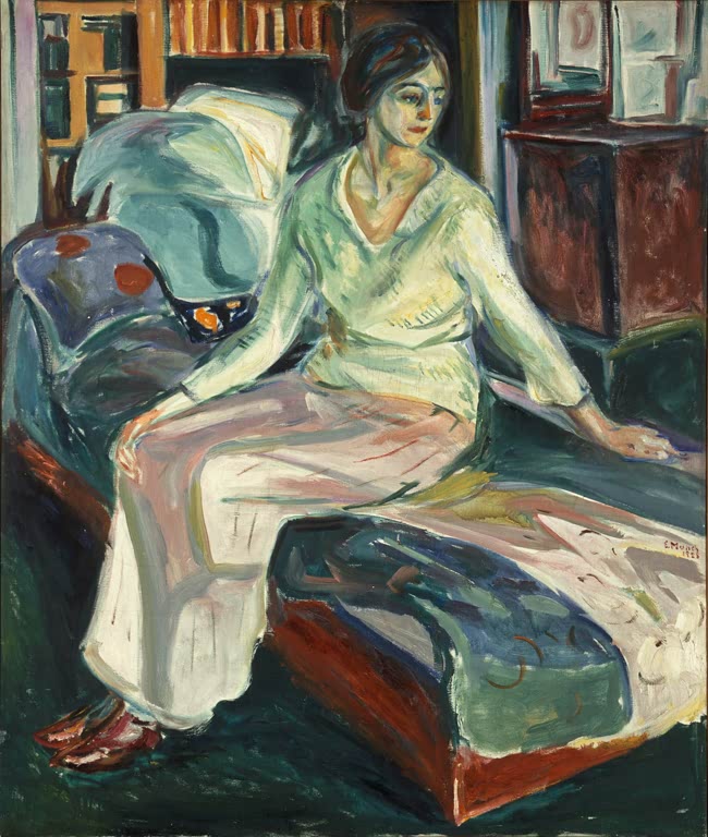 Frau in hellem Kleid sitzt auf einem Sofa vor Bücherregal und Kommode – Edvard Munch Sitzendes Modell auf dem Sofa Kunstkopie