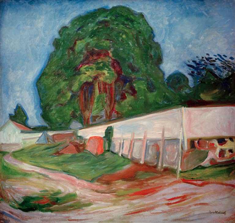 Großer Laubbaum und weiße Mauer an einem Weg unter blauem Himmel – Edvard Munch Sommernacht in Aasgaardstrand Kunstkopie