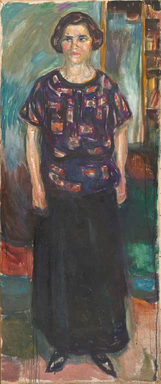 Frau in dunklem Rock und gemusterter Bluse steht vor Bücherregal – Edvard Munch Stehende Frau Kunstkopie
