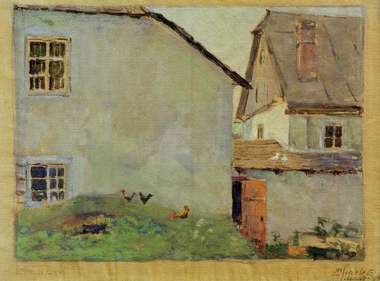 Zwei Bauernhäuser mit blassblauen Wänden, Hühner im grünen Gras – Egon Schiele Bauernhäuser Kunstkopie
