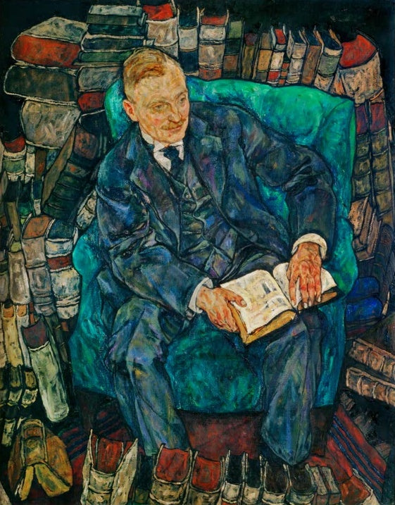 Mann im blauen Anzug sitzt mit Buch im grünen Sessel zwischen Bücherstapeln – Egon Schiele Bildnis Dr. Hugo Koller Kunstkopie