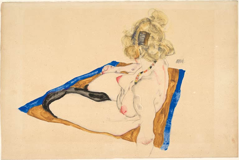 Blonde Frau mit nacktem Oberkörper sitzt auf braunem Teppich mit blauem Rand – Egon Schiele Blonde Nackte Kunstkopie