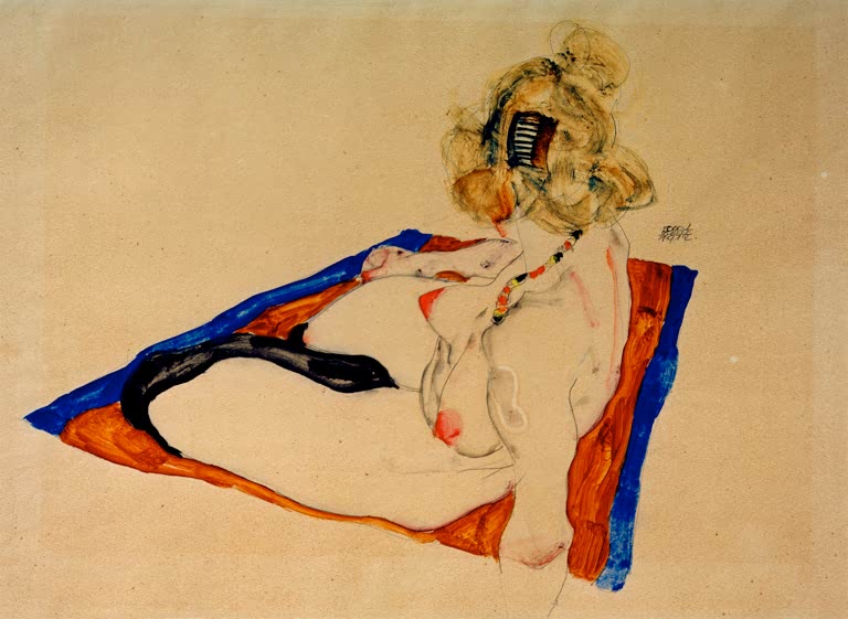 Blonde Frau mit Kamm im Haar auf einem braun-blauen Tuch – Egon Schiele Blondes Aktmodel Kunstkopie