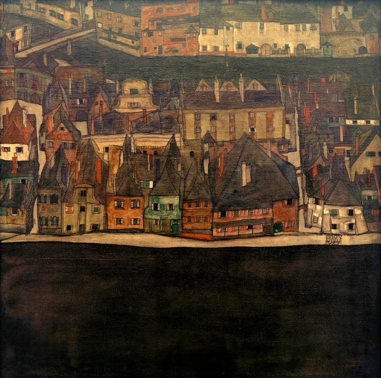 Dicht gedrängte dunkle Häuser einer Altstadt über einem dunklen Wasserstreifen – Egon Schiele Die kleine Stadt II Kunstkopie