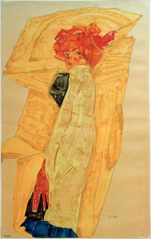 Rothaariges Mädchen in langem gelbem Gewand vor gelbem Tuch – Egon Schiele Gerti vor ockerfarbener Draperie Kunstkopie