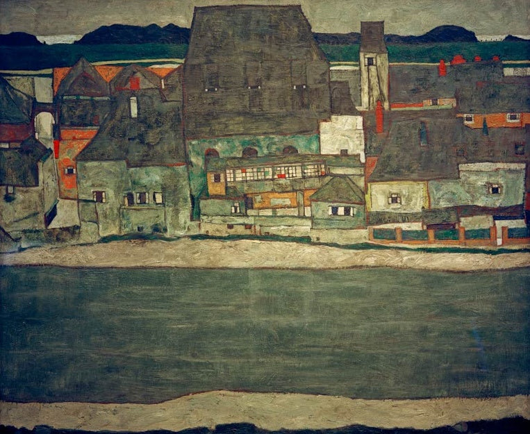 Graue Häuserzeile am Fluss vor fernen blauen Bergen – Egon Schiele Häuser am Fluß II Kunstkopie