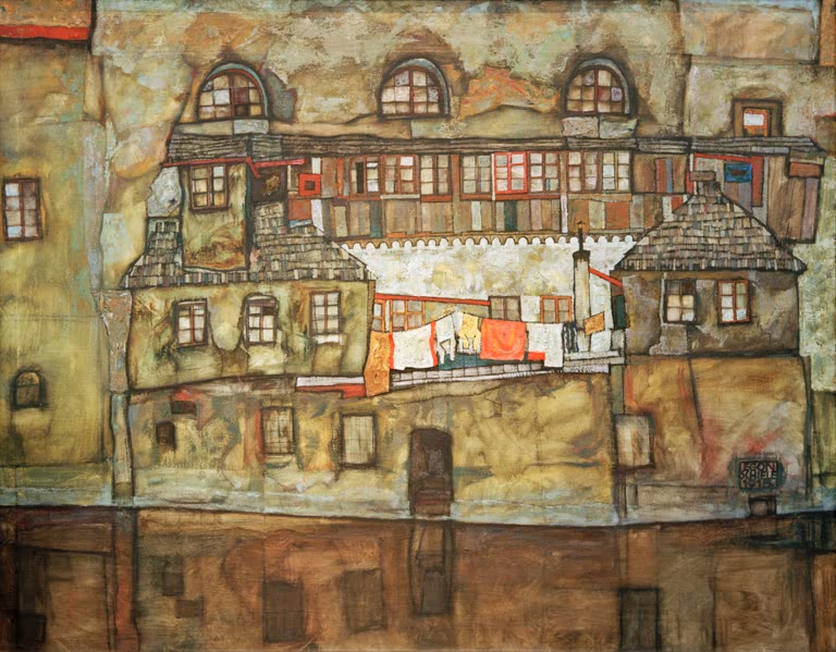 Egon Schiele Hauswand am Fluß Kunstkopie, Häuserfassade mit vielen Fenstern und bunter Wäsche über einem Fluss