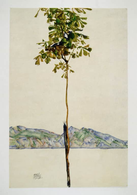Schlanker Kastanienbaum mit grünen Blättern vor fernen blaugrünen Bergen – Egon Schiele Kleiner Baum Kunstkopie