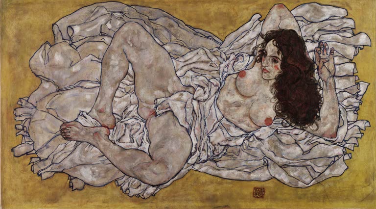 Liegende Frau mit dunklem Haar auf zerknitterten weißen Tüchern vor Ocker – Egon Schiele Liegende Frau Kunstkopie