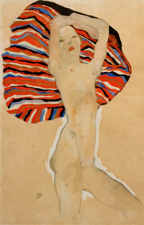 Stehende Frau mit erhobenen Armen vor rot-blau gestreiftem Tuch – Egon Schiele Mädchenakt gegen farbiges Tuch Kunstkopie