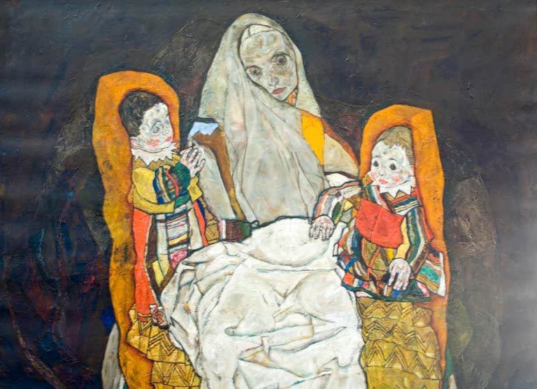 Mutter im weißen Schleier mit zwei Kindern in bunten Gewändern – Egon Schiele Mutter mit zwei Kindern Kunstkopie