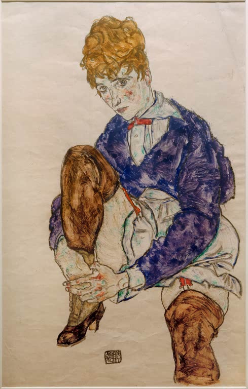 Sitzende Frau in blauem Oberteil mit rotem Schleifchen hält ihr Bein – Egon Schiele Porträt der Frau des Künstlers Kunstkopie