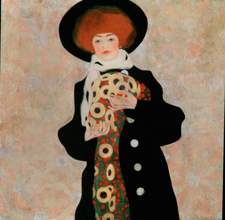Frau mit schwarzem Hut und Mantel vor gemustertem Grund – Egon Schiele Porträt einer Frau mit schwarzem Hut Kunstkopie